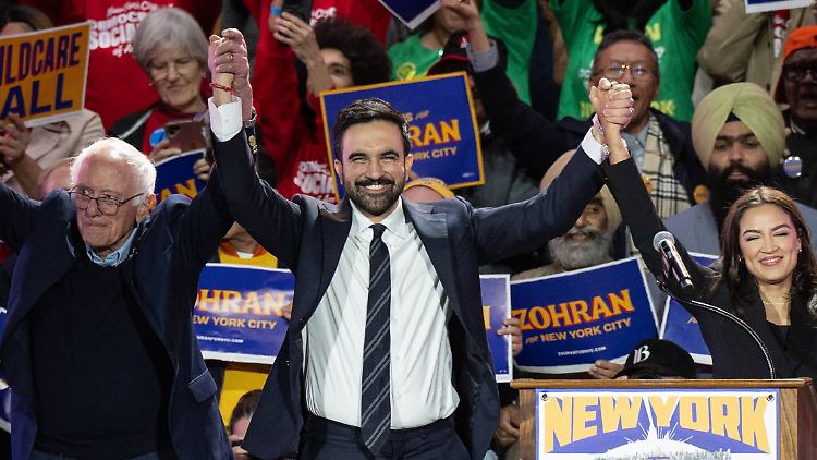 Bernie Sanders, Zohran Mamdani und Alexandria Ocasio-Cortez gemeinsam beim Bürgermeisterwahlkampf in New York.