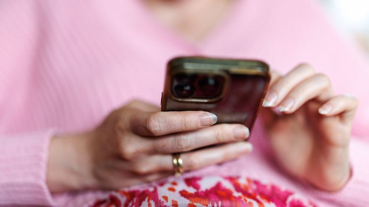 Mit verschiedenen Techniken setzen Plattformen die Kunden unter Stress. 