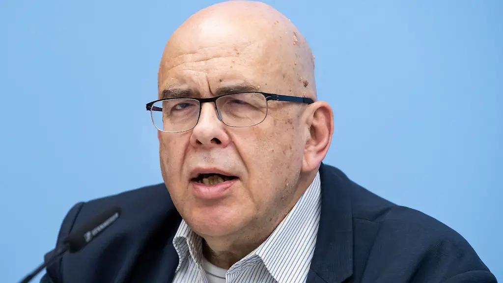 Rolf-Hilgenfeld-Direktor-des-Instituts-fuer-Biochemie-der-Universitaet-Luebeck-spricht