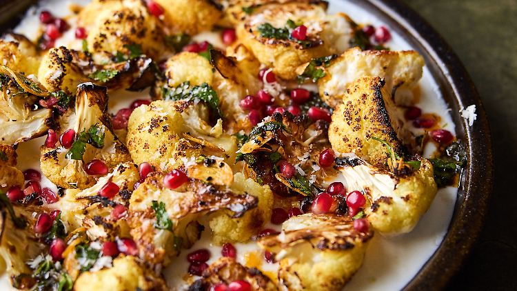 Der Blumenkohl mit warmem Joghurt und Paprikabutter wird von Noor Murad mit Parmesan "modernisiert". 