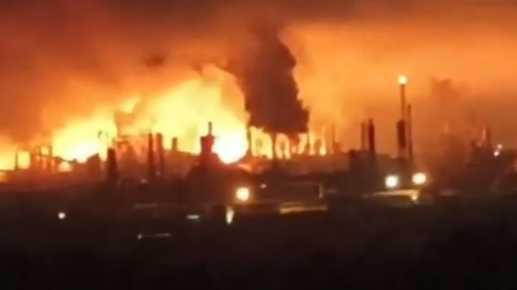 Diese Aufnahme soll einen Brand in einer Ölraffinerie des Lukoil-Ölkonzerns zeigen.