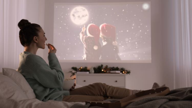 Eine Tüte Popcorn, ein Mini-Beamer, und schon läuft das mit dem Kino-Feeling zu Hause. Sieben Geräte im Praxistest.