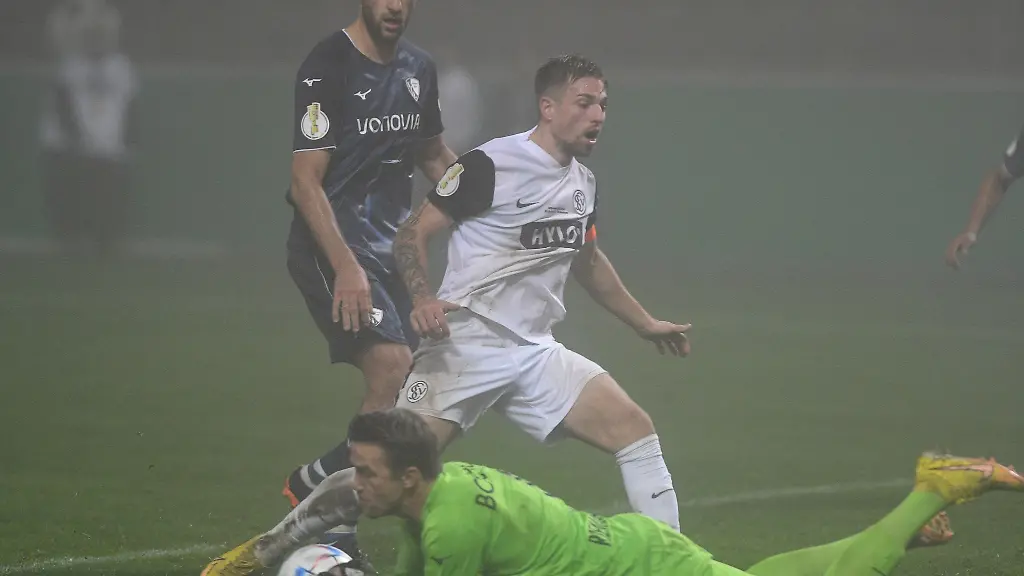 Der-Bochumer-Torwart-Manuel-Riemann-klaert-vor-dem-Elversberger-Luca-Schnellbacher