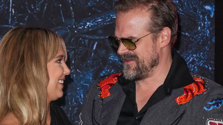 Verstanden sich bei der Arbeit nicht so gut, wie es hier scheint: Millie Bobby Brown und David Harbour.