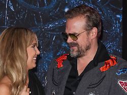 Am Set von "Stranger Things": Millie Bobby Brown wirft David Harbour Mobbing vor