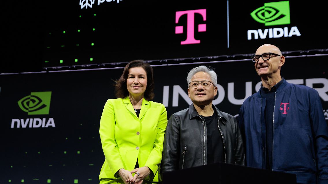 Bundesforschungsministerin Dorothee Bär, Nvidia-CEO Jensen Huang und Telekom-Chef Timotheus Höttges bei der Vorstellung einer neuen KI-Fabrik von Telekom und Nvidia.