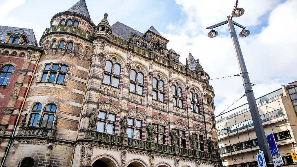 Das-historische-Gebaeude-des-Bremer-Landgerichts-steht-am-Platz-Domsheide