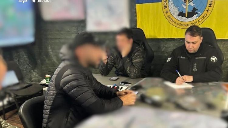 Der Chef des Militärgeheimdienstes, Kyrylo Budanow (r.), bei einer Besprechung.