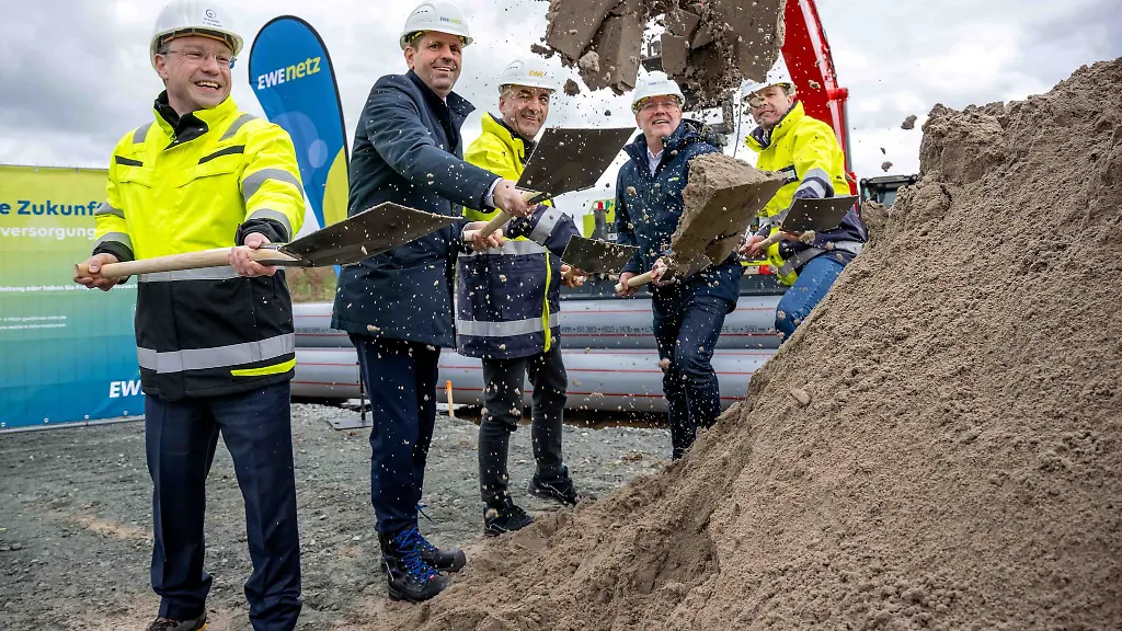 Der-symbolische-Spatenstich-zum-Baubeginn