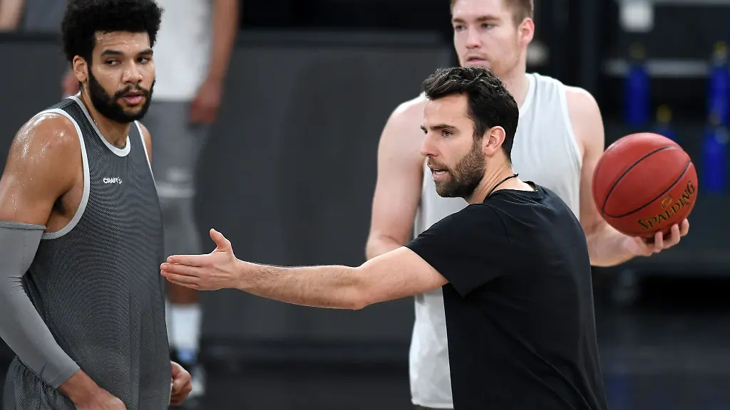 Towers-Trainer-Benka-Barloschky-erlaeutert-Spielzuege