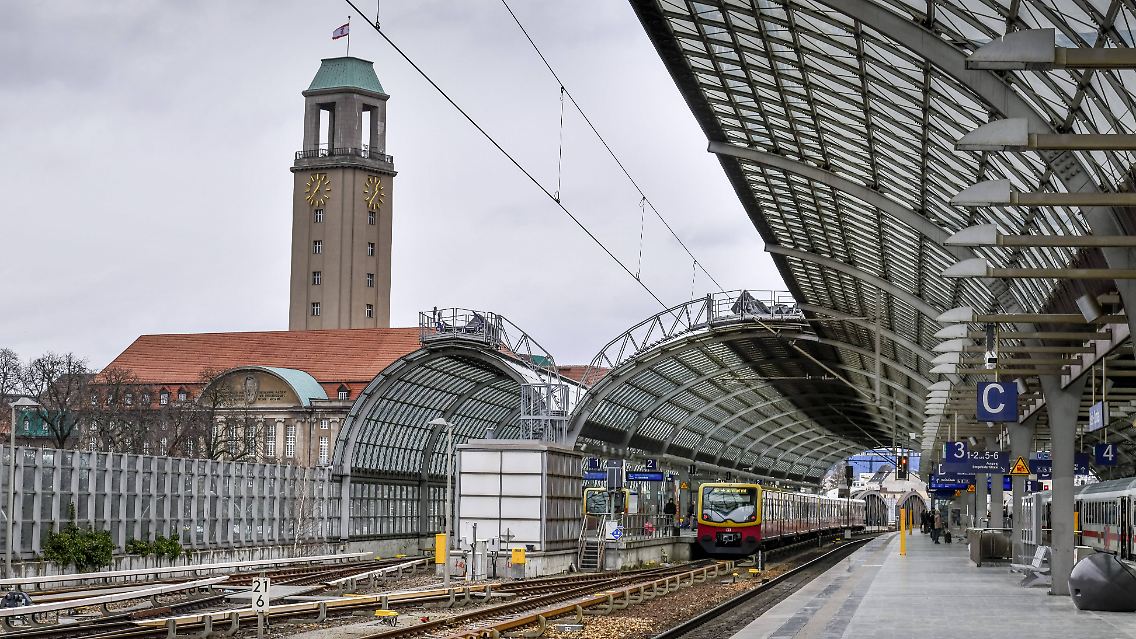 Das Kragdach überspannt die Gleise nicht vollständig.