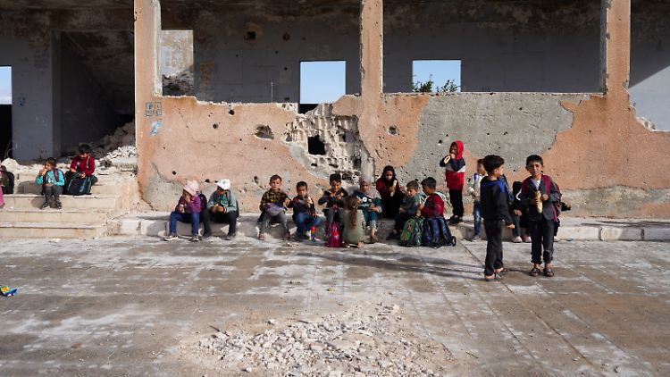 Hoffnung für ein kriegszerstörtes Land: Kinder in ihrem Schulhof in der nordsyrischen Provinz Idlib Mitte Oktober.