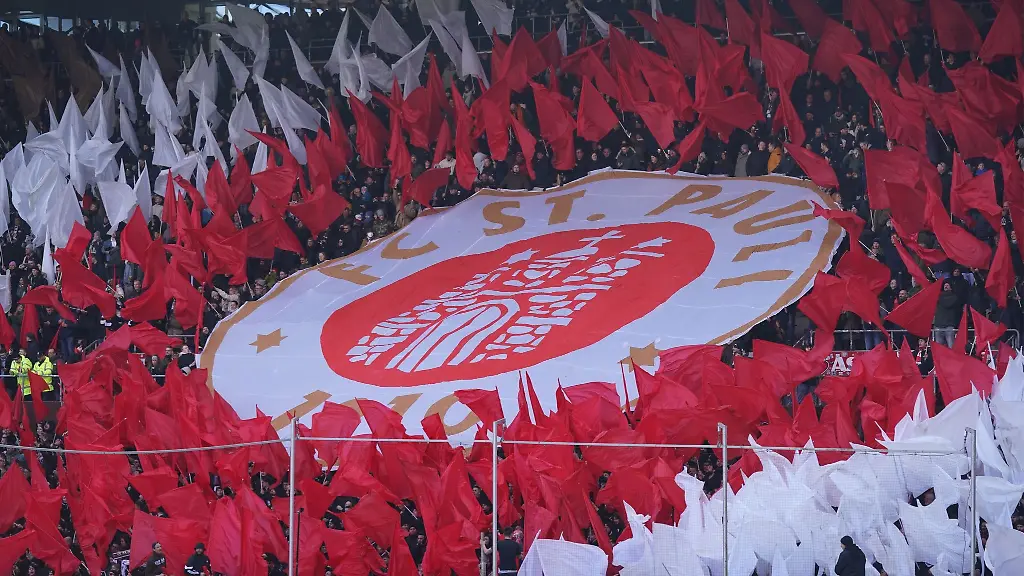 St-Pauli-Fans-halten-ein-riesiges-Vereinslogo-vor-Spielbeginn-hoch