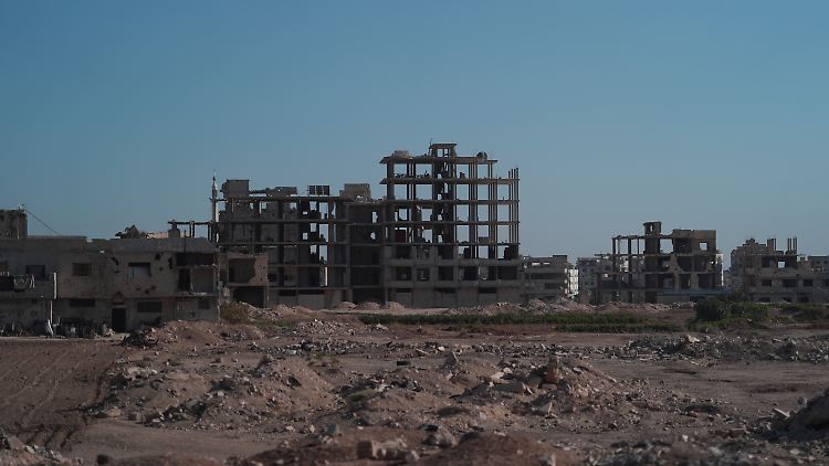 "Jemand, der vor den Trümmern eines Krieges steht, sein Erschrecken äußert und sich selbst laut fragt, kann man darin wohnen – diesem Erschrecken kann man auch mal eine Weile Raum lassen"