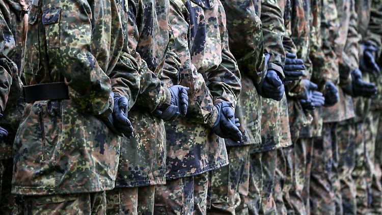 Junge Rekruten der Bundeswehr legen feierlich ihr Gelöbnis ab. 