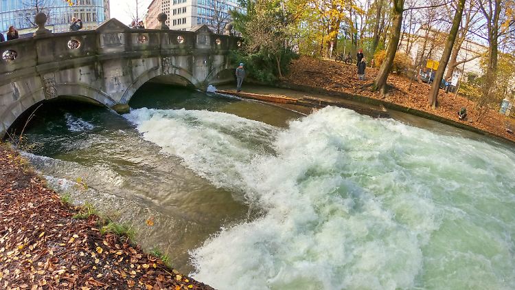 Schön, aber nicht gut. Die Welle im Eisbach in München fällt bei den Surfern derzeit durch.