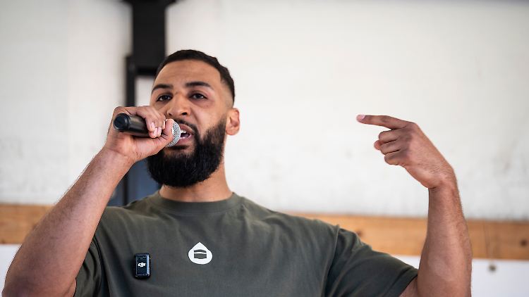 Joe Adade Boateng nennt sich auch Raheem Boateng und ist Anführer der nun verbotenen Organisation.