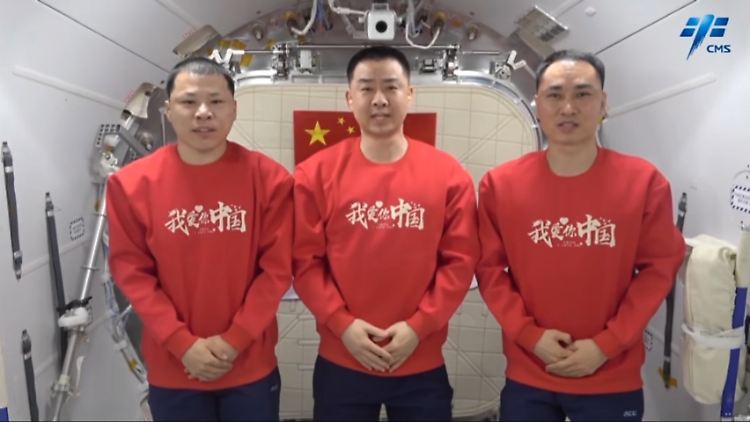Die Astronauten Chen Dong, Chen Zhongrui und Wang Jie müssen noch im All bleiben.