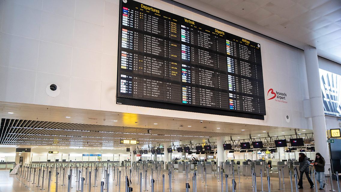 Der Flugplan weist auch am Morgen noch Ausfälle und Verspätungen auf.