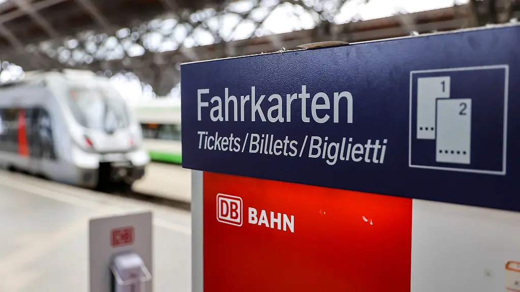 Ein-Fahrkartenautomat-der-Deutschen-Bahn-steht-an-einem-Bahnhof
