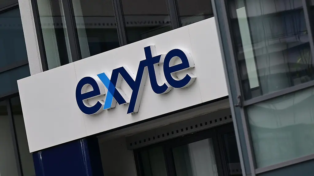 Das-Logo-der-Firma-Exyte-an-einem-Verwaltungsgebaeude-am-Hauptsitz-in-Stuttgart