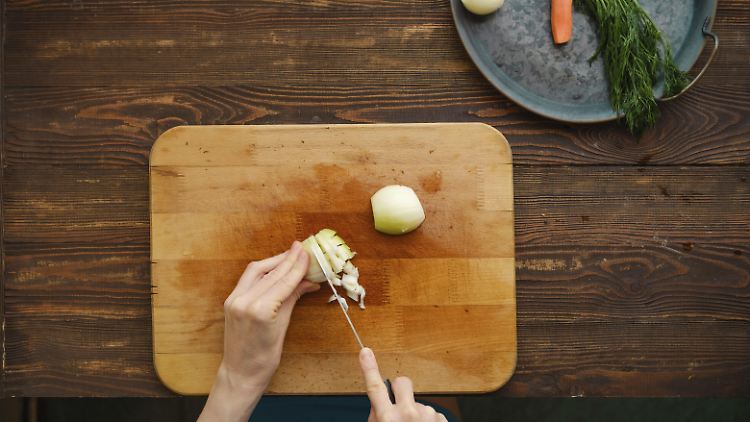 Ein scharfes Messer, ein sanfter Schnitt -so bleibt die Küche tränenfrei, sagt eine neue Studie.