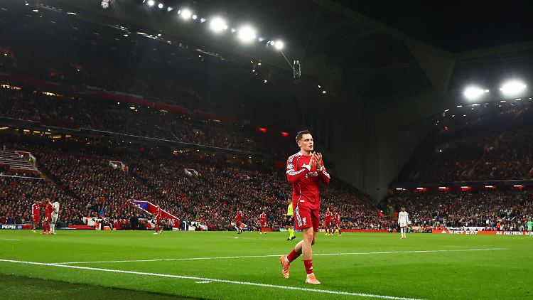 Das Stadion erhebt sich für Florian Wirtz.