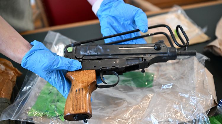 Unter anderen wurden bereits Maschinengewehre, Sturmgewehre und Handgranaten sichergestellt. 