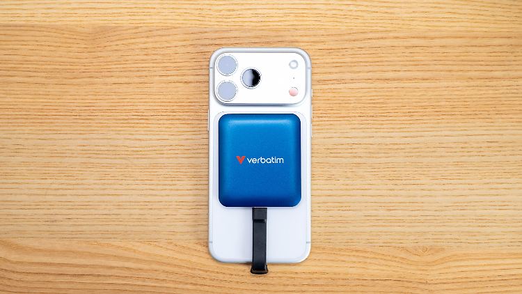 Die Verbatim SnapBack SSD auf dem Rücken eines iPhone 17 Pro Max.