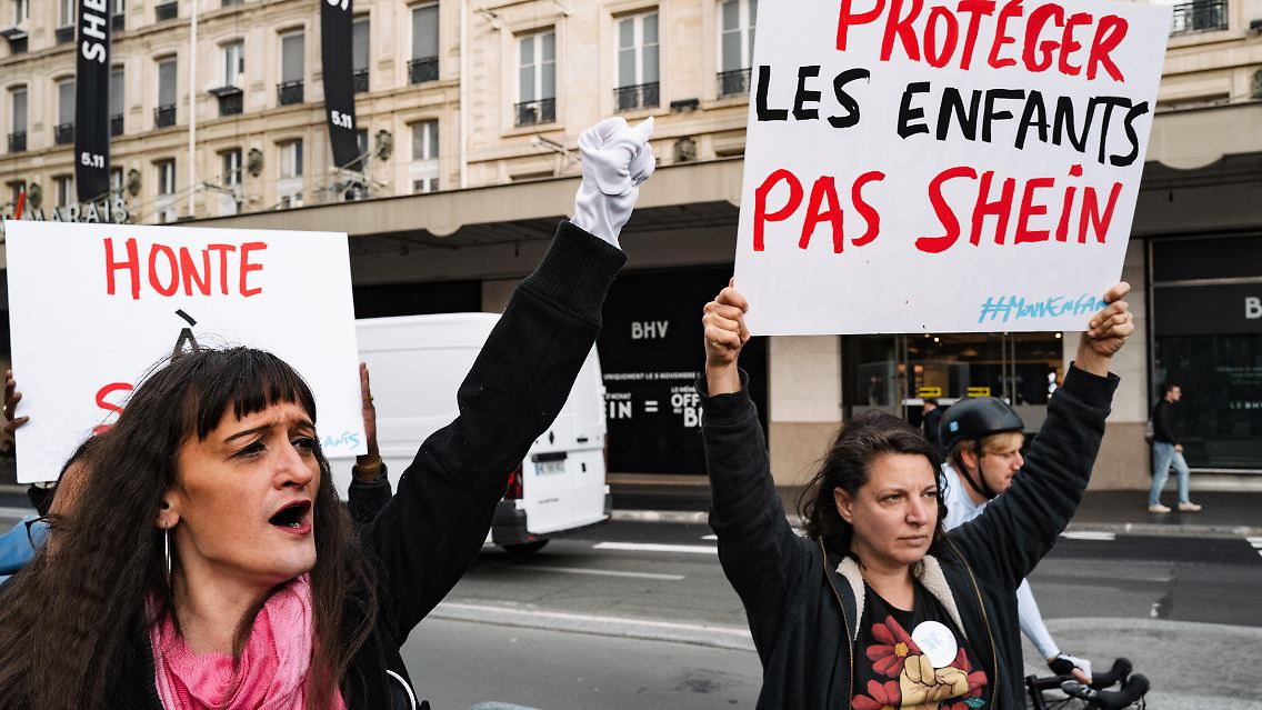 Demonstranten während der Eröffnung.