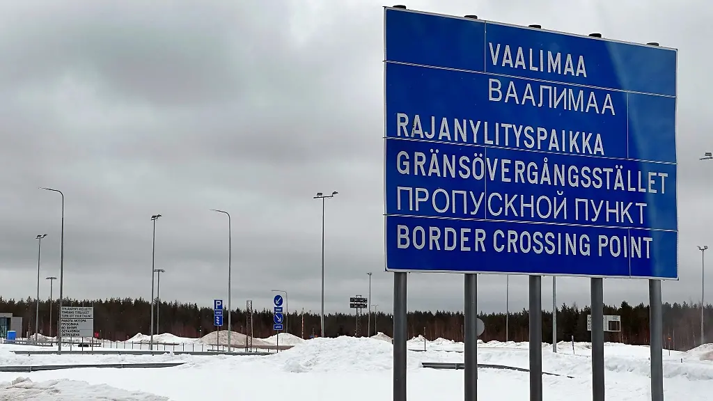 Ein-Schild-weist-auf-den-Grenzuebergang-von-Finnland-nach-Russland-hin