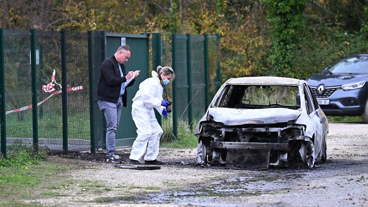 Das Auto des Mannes ging nach dem Attentat in Flammen auf.