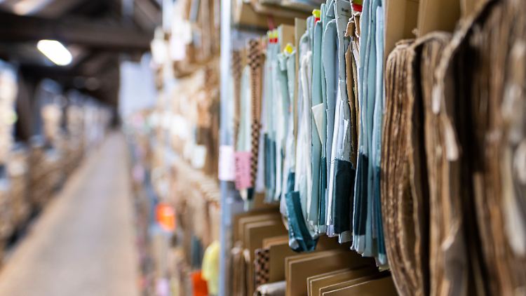 Akten in einem Grundbuchamt warten auf die Digitalisierung.