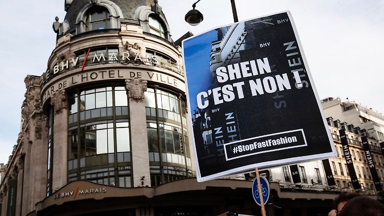 Sheins Eröffnung des ersten Ladenbereichs im Pariser Traditionskaufhaus BHV wurde von Protesten begleitet. 