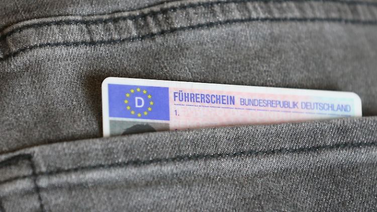 Autofahrer müssen in Zukunft keine Karte mehr dabeihaben. Das Smartphone reicht.