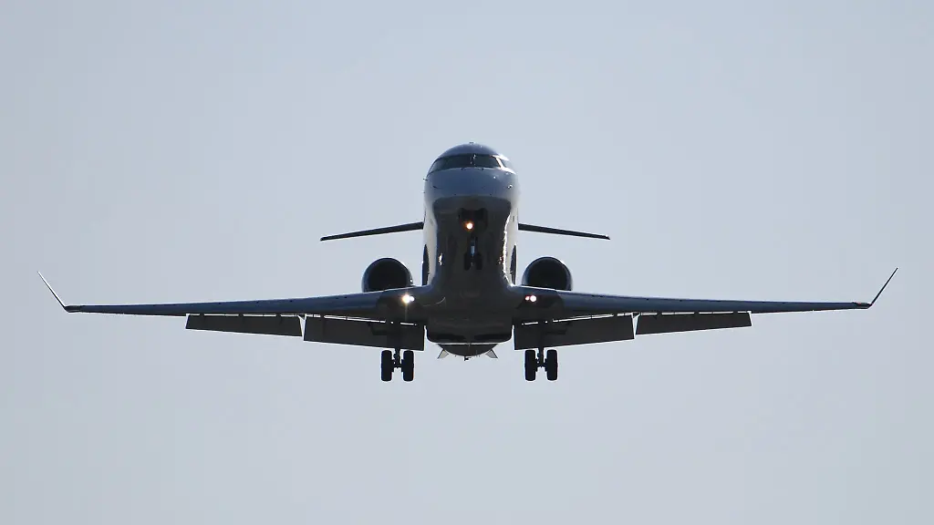 Ein-Flugzeug-ist-bim-Landeanflug