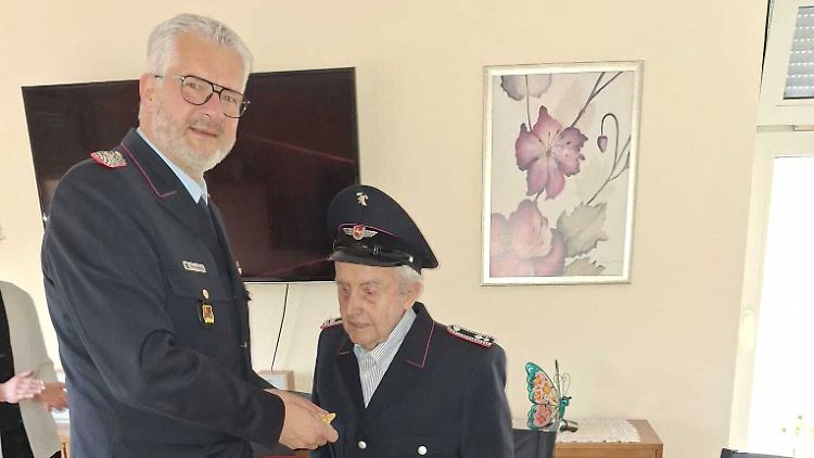 Christoph Bardenhagen empfängt die Ehrung vom Kreisbrandmeister.