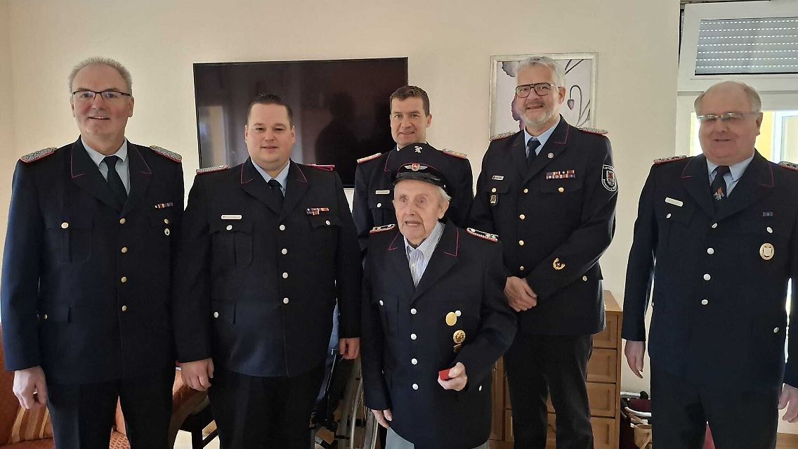 Bardenhagen mit Kollegen jüngeren Baujahrs an seinem großen Tag.