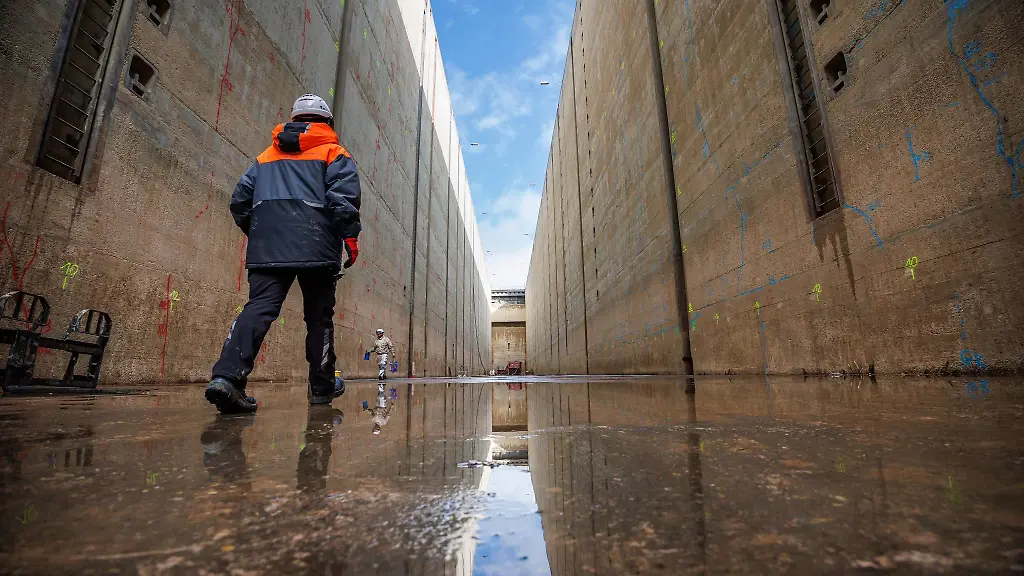 Blick-in-die-fuer-Wartungsarbeiten-trockengelegte-Schleusenkammer-der-Schleuse-Hilpoltstein-am-Main-Donau-Kanal