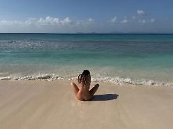 Räkeln im Adamskostüm: Kendall Jenner zeigt sich komplett nackt am Strand