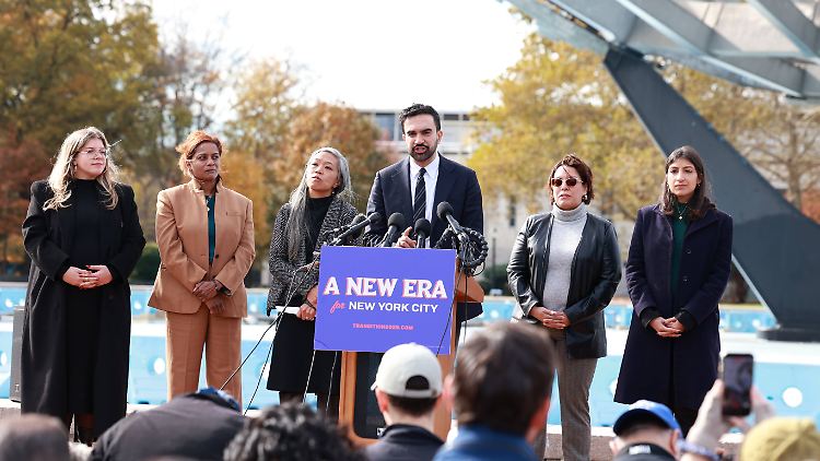 Das sind die Frauen, mit denen Mamdani plant. Eine von ihnen ist Lina Khan (2.v.r.). 
