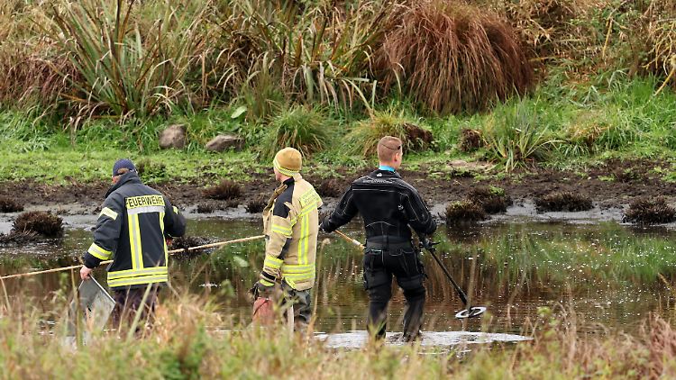 Die Polizei pumpt an dem Tümpel, an dem die Leiche des Jungen lag, das Wasser ab. 