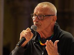 Ausfälle der linken Hand: Konstantin Wecker muss wegen Krankheit Konzerte absagen