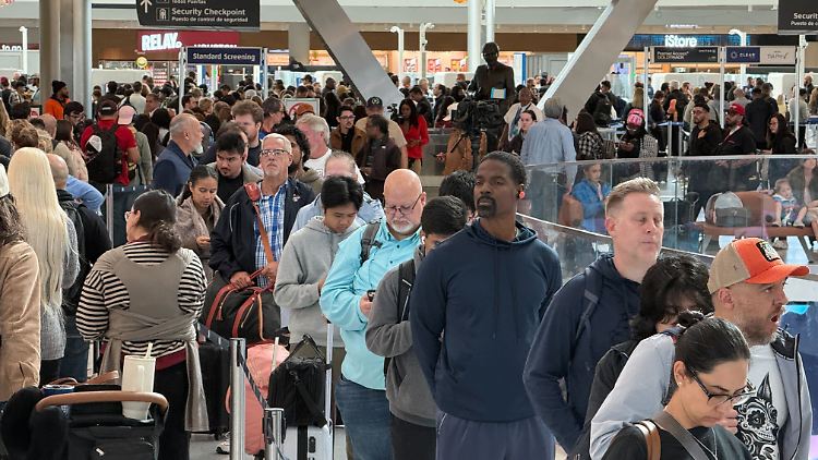 Flugreisende in den USA brauchen starke Nerven: Lange Schlangen am George Bush Intercontinental Airport in Houston. 
