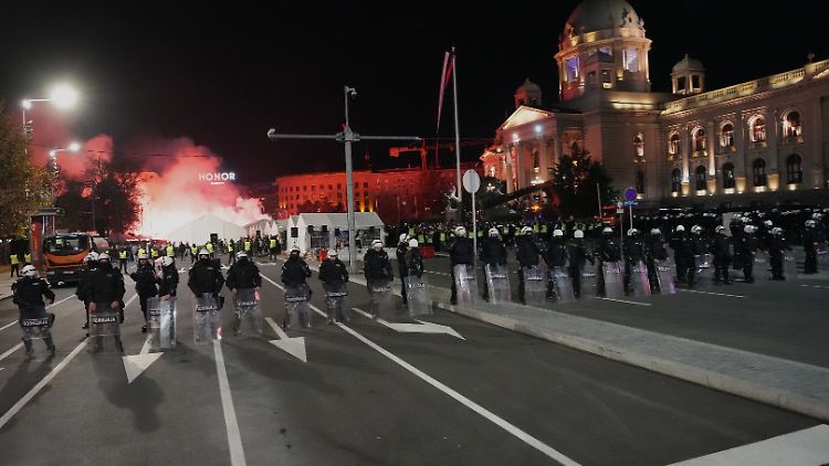 Hunderte auf den Straßen in Belgrad.