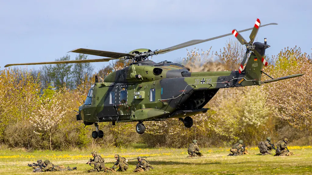 Bei-einer-Uebung-trainiert-die-Division-Schnelle-Kraefte-gemeinsam-mit-den-Seestreitkraeften-der-Niederlande-und-der-Deutschen-Marine-Die-Militaerkooperation-der-beiden-Laender-wird-nun-weiter-vertieft