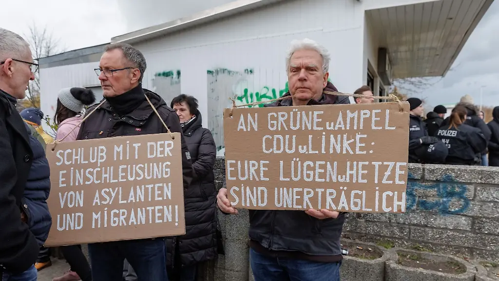 Zwei-Gegner-der-Errichtung-von-Fluechtlingsunterkuenften