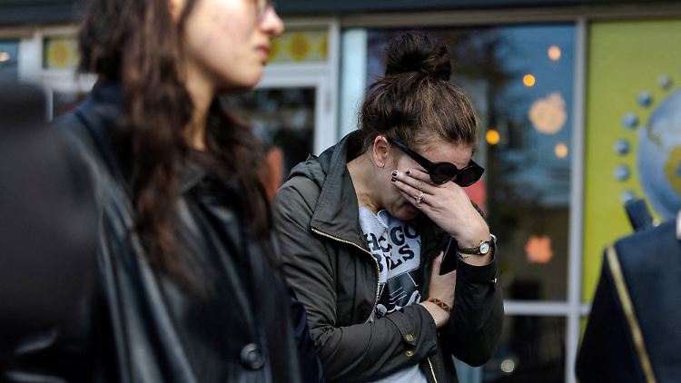 Betroffene Eltern nach dem ICE-Einsatz. 