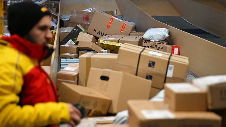  In der Brief- und Paketsparte in Deutschland fallen Tausende Stellen weg.