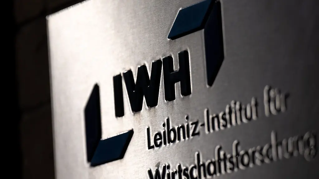 Blick-auf-den-Eingang-zum-Institut-fuer-Wirtschaftsforschung-IWH-in-Halle-Saale